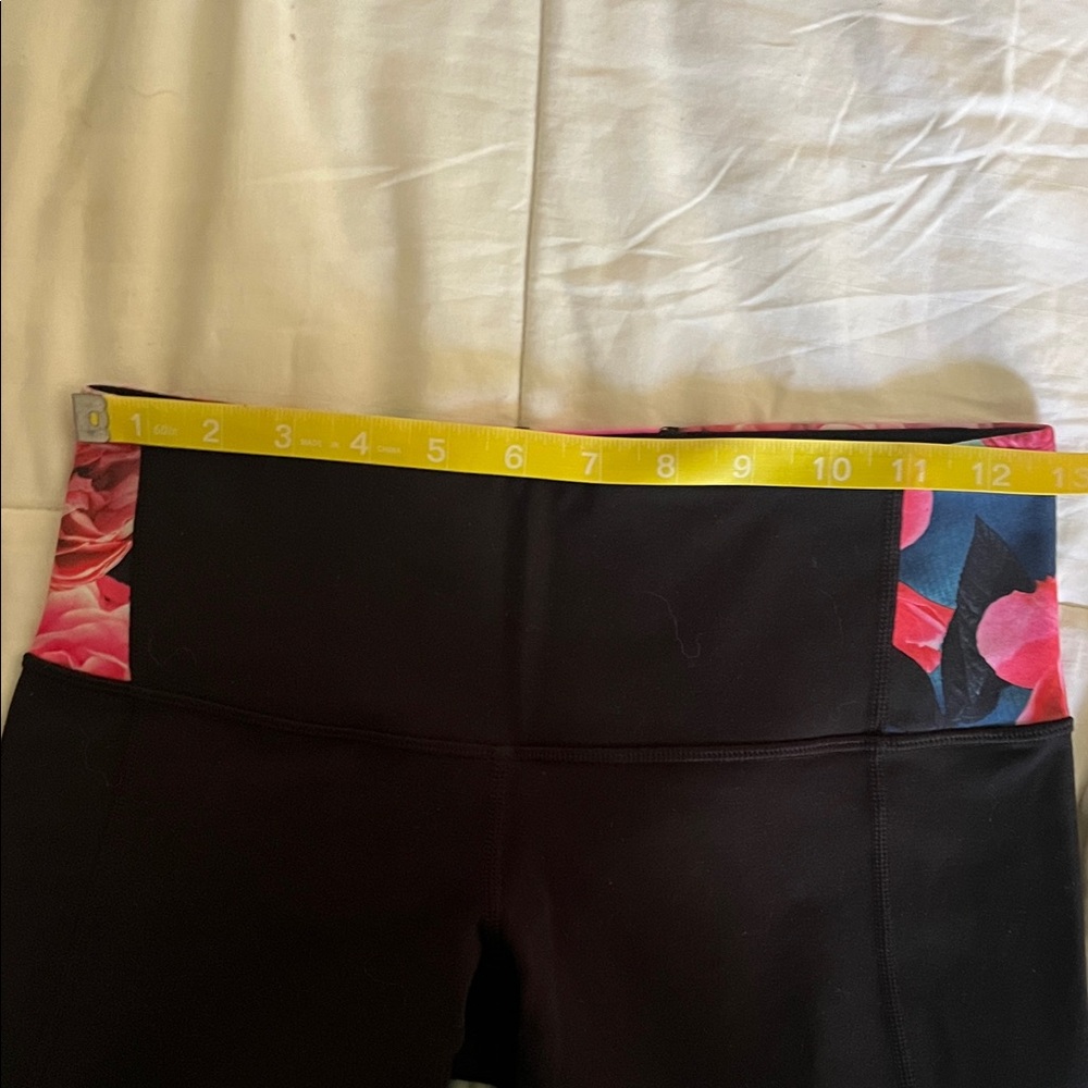 Lululemon Capri Black Floral Print Mid Rise Legging Size 6 - Picture 8 of 9